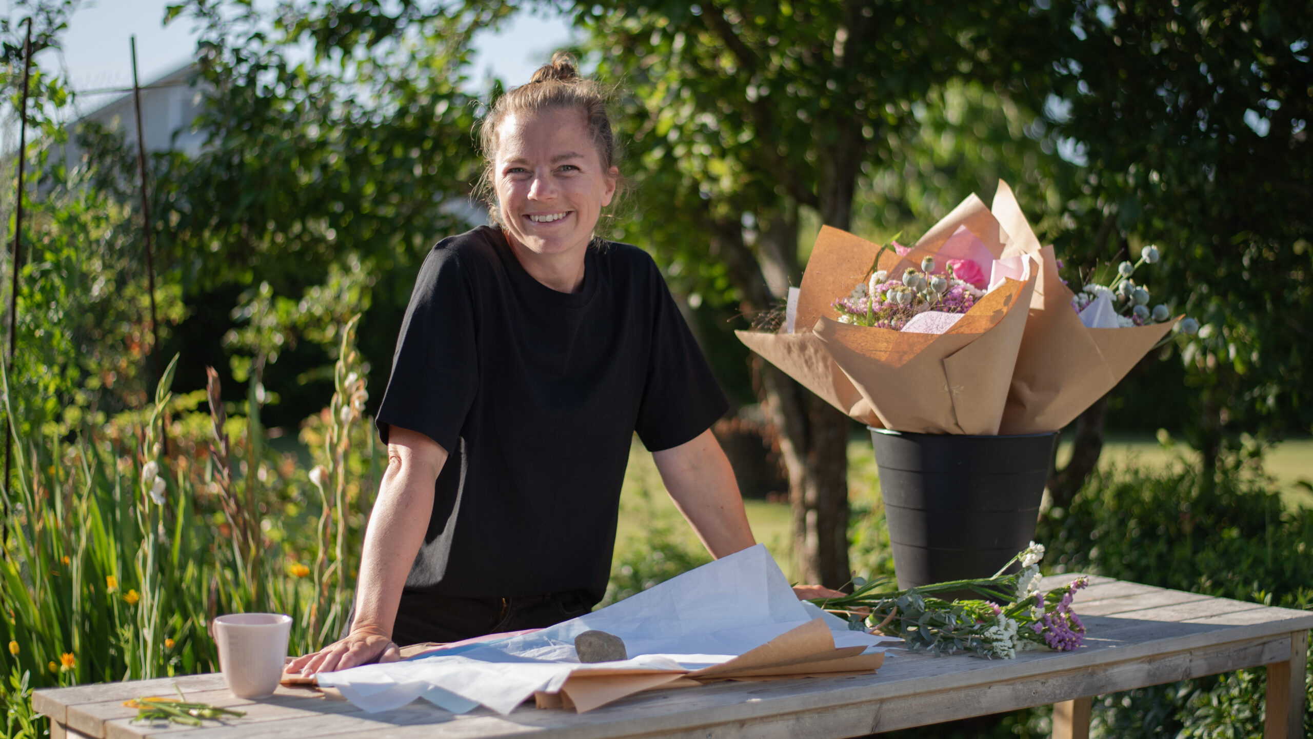 porträtt av Johanna, blomsterbonde och coach för dig som vill odla och sälja blommor lönsamt i kiosk eller annan verksamhet