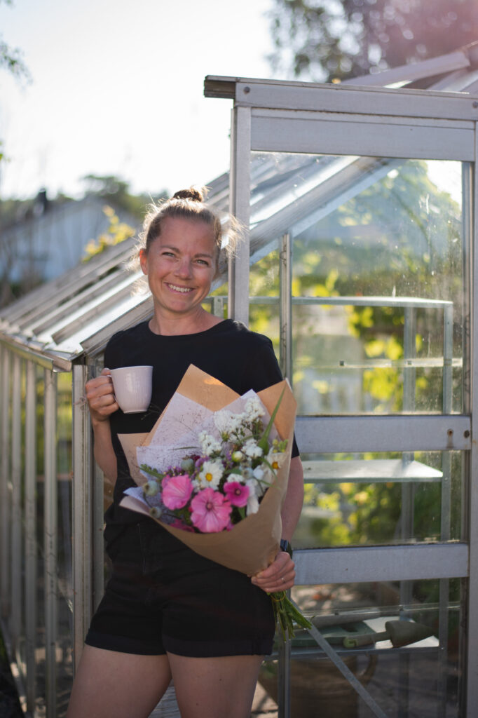 Snittblommor en del av en blomstrande verksamhet som blomsterbonde papper till buketter